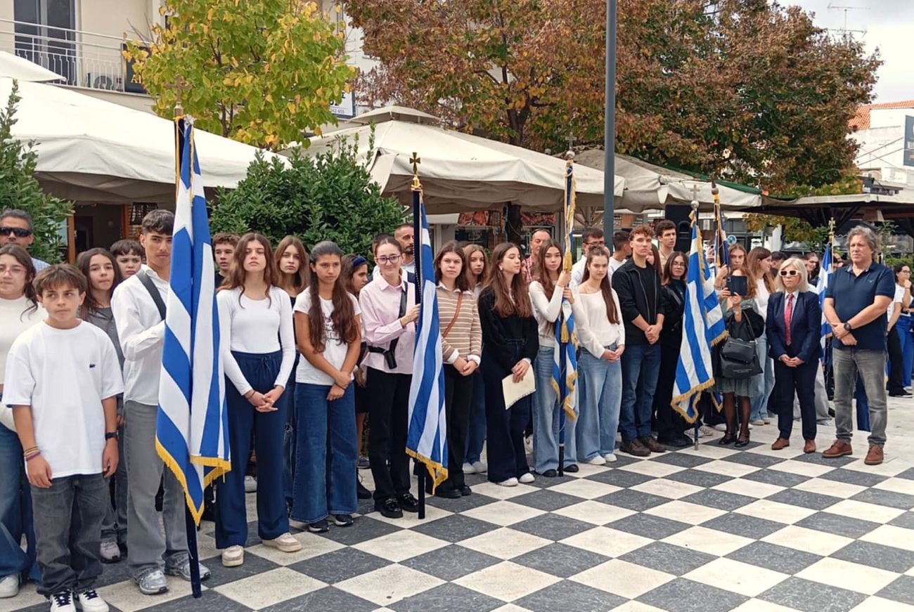 Κατάθεση στεφανιών για 28η Οκτωβρίου από σχολεία Αμαλιάδας