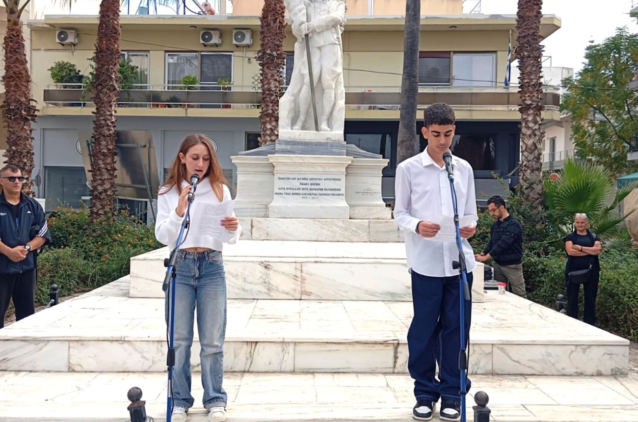 Κατάθεση στεφανιών για 28η Οκτωβρίου από σχολεία Αμαλιάδας