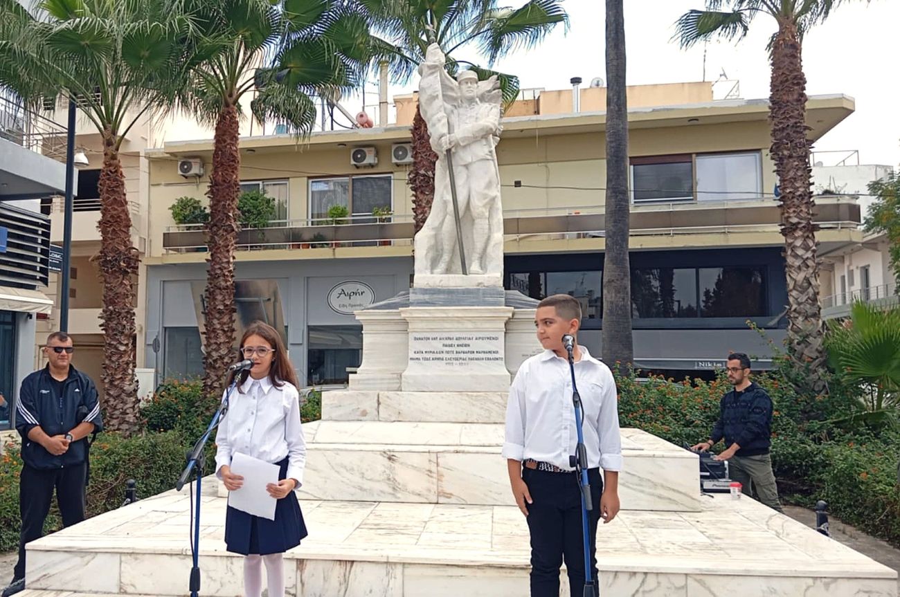 Κατάθεση στεφανιών για 28η Οκτωβρίου από σχολεία Αμαλιάδας
