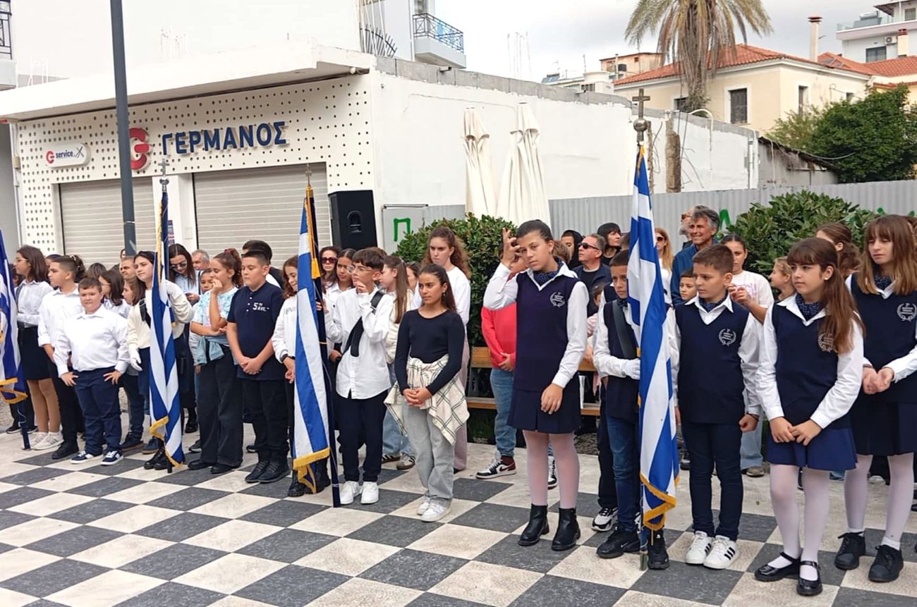 Κατάθεση στεφανιών για 28η Οκτωβρίου από σχολεία Αμαλιάδας