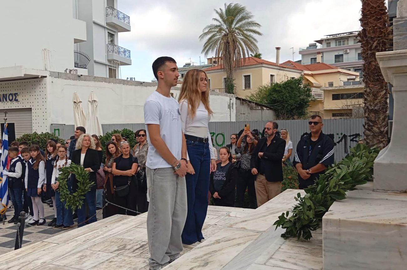 Κατάθεση στεφανιών για 28η Οκτωβρίου από σχολεία Αμαλιάδας