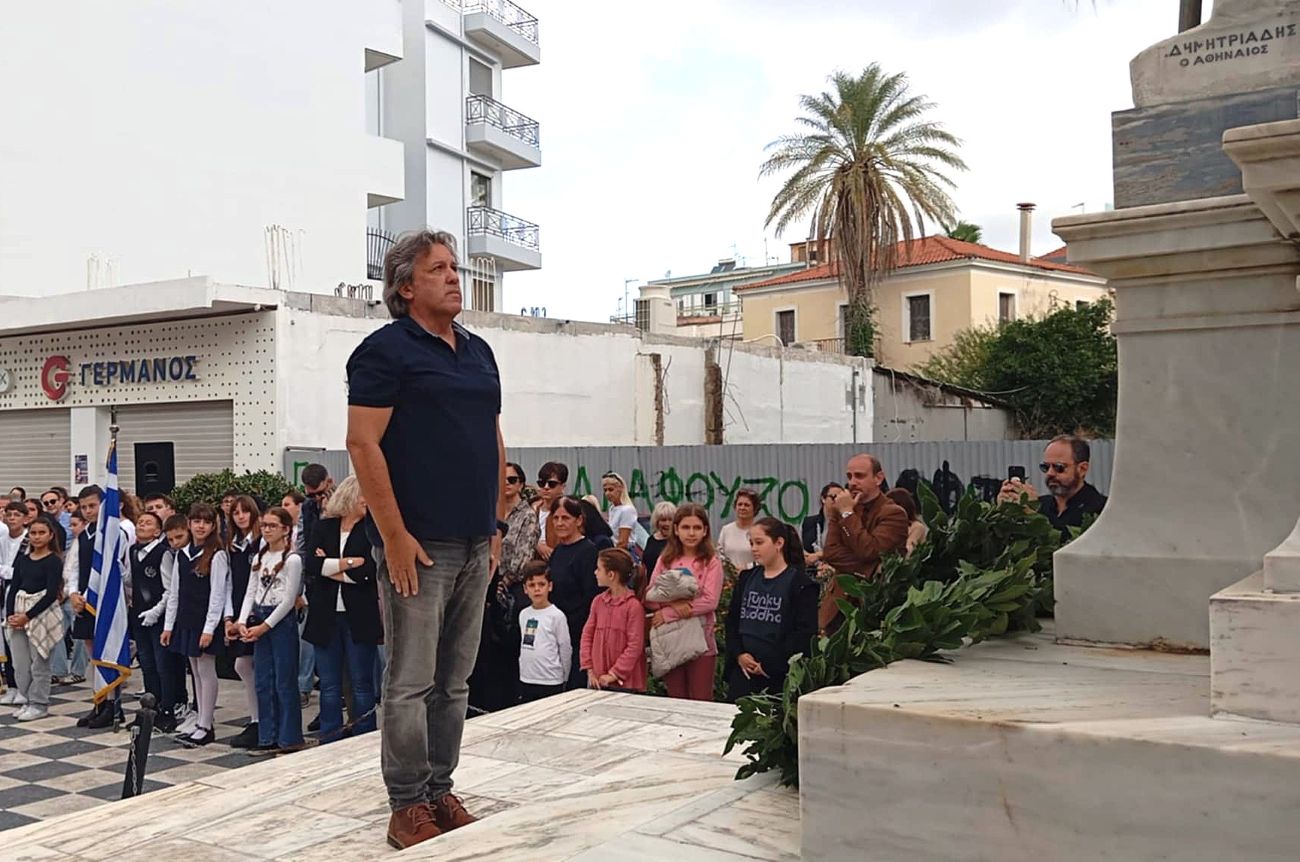 Κατάθεση στεφανιών για 28η Οκτωβρίου από σχολεία Αμαλιάδας