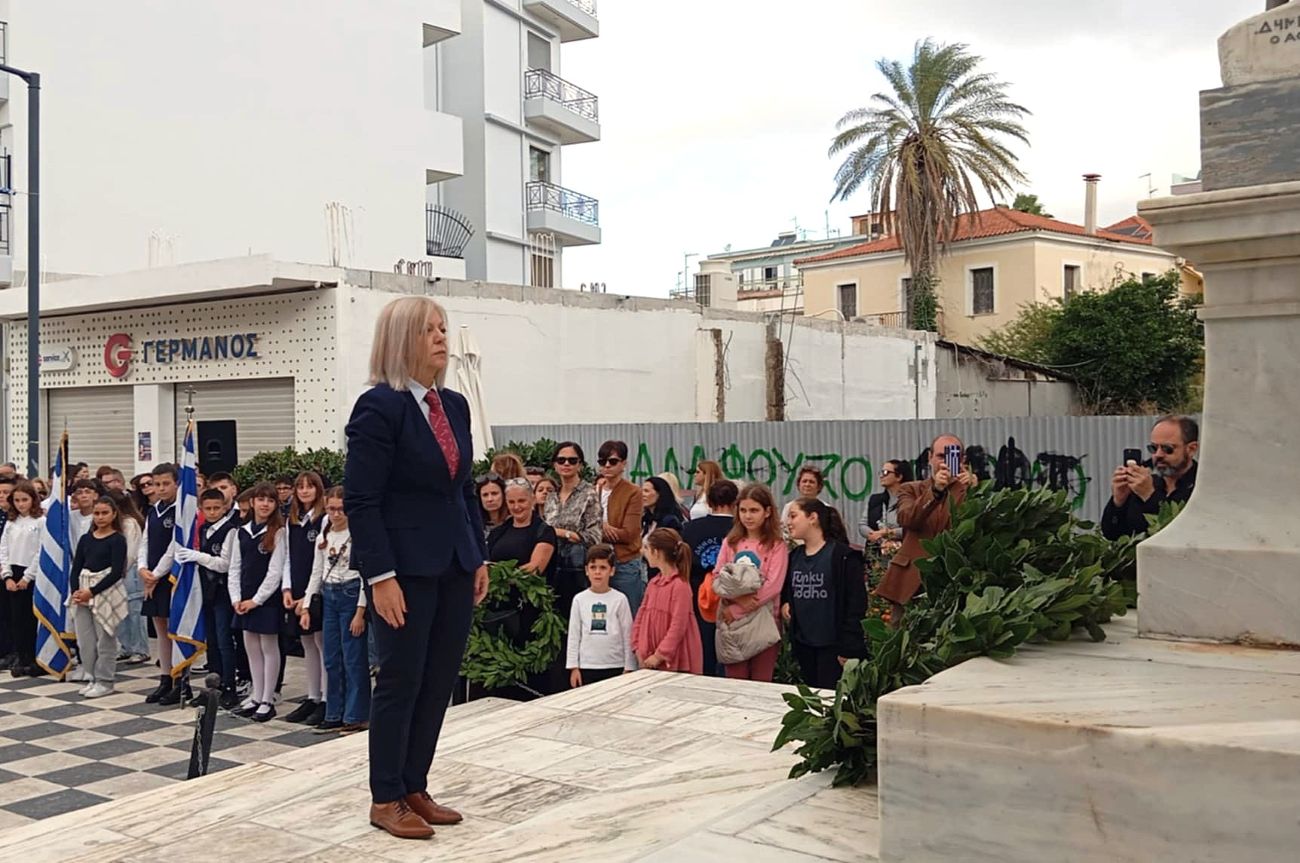 Κατάθεση στεφανιών για 28η Οκτωβρίου από σχολεία Αμαλιάδας