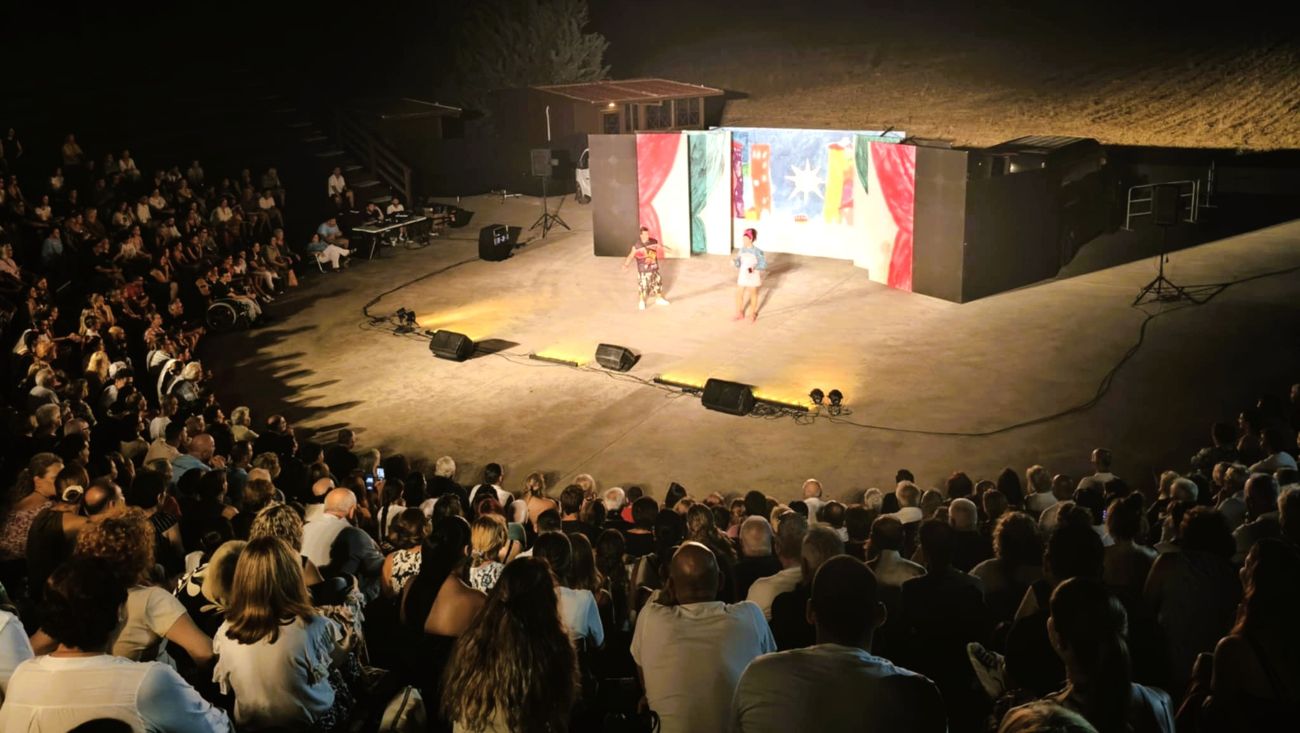 Μεγάλη επιτυχία για την κωμωδία «Ούτε Μπρος, Ούτε Πίσω» σε ένα κατάμεστο θέατρο της Αρχαίας Ήλιδας