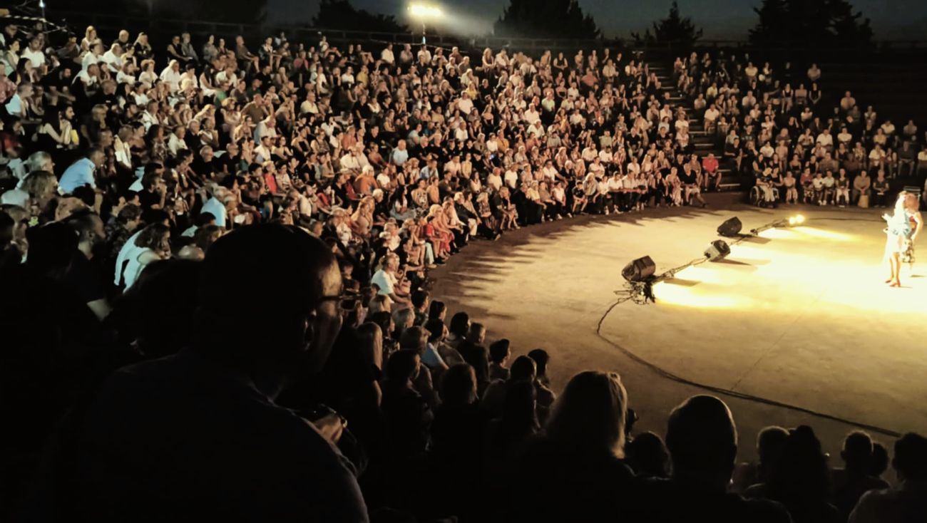 Μεγάλη επιτυχία για την κωμωδία «Ούτε Μπρος, Ούτε Πίσω» σε ένα κατάμεστο θέατρο της Αρχαίας Ήλιδας