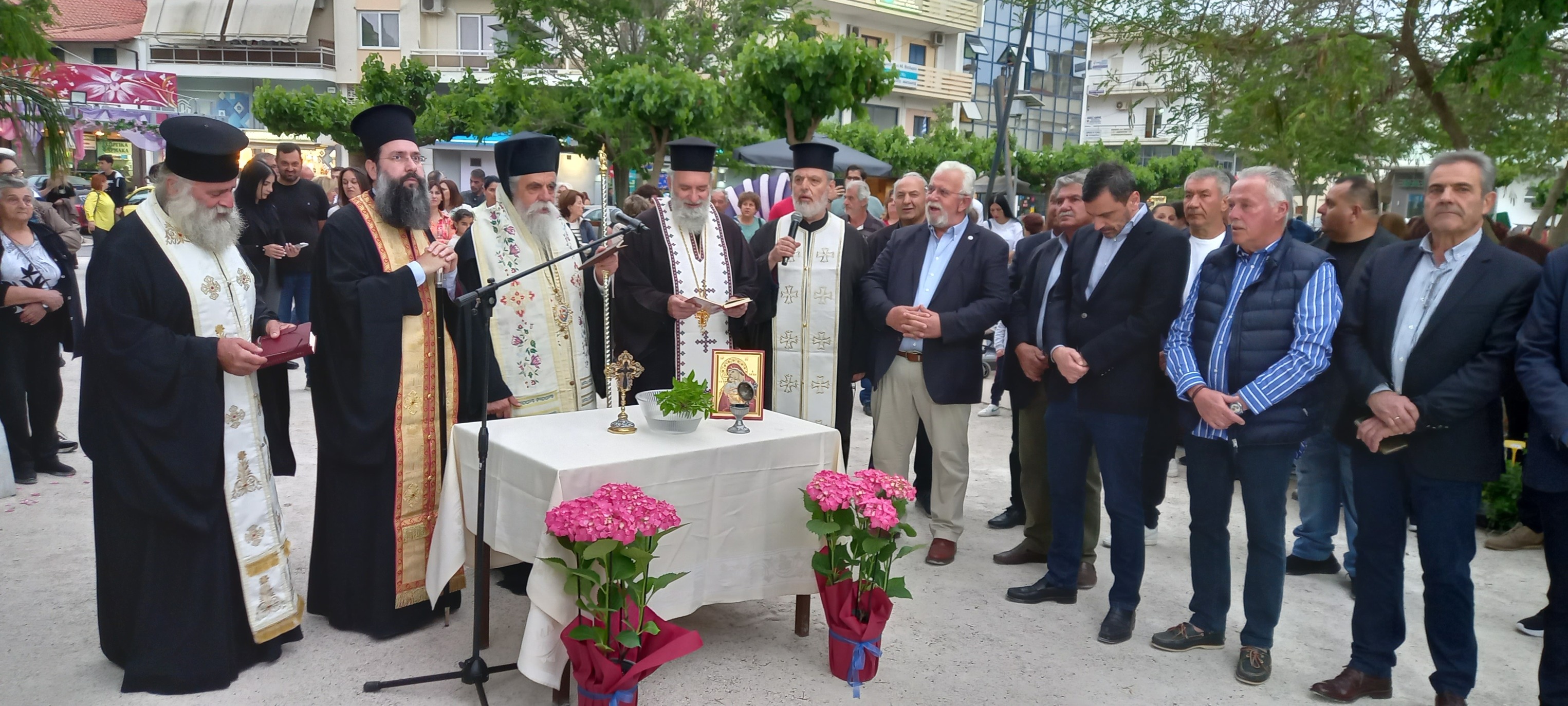 Η Πανηλειακή 23η Πανηλειακή ΑνθοκΈκθεση Αμαλιάδας  αποτελεί εδώ και δεκαετίες θεσμό για την πόλη της Αμαλιάδας. Πρόκειται για μια μεγάλη γιορτή της Άνοιξης που προσφέρει στους επισκέπτες όμορφες εικόνες, χρώματα και  αρώματα με πολλές προτάσεις για όσους επιθυμούν να διακοσμήσουν τους κήπους και τα σπίτια τους.   Η Πανηλειακή Ανθοκομική Έκθεση Αμαλιάδας διοργανώνεται από  τον Δήμο Ήλιδας και τη Δημοτική Κοινότητα Αμαλιάδας με παράλληλες πολιτιστικές εκδηλώσεις με  τη συμμετοχή δεκάδων πολιτιστικών συλλόγων.