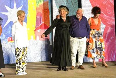 Μεγάλη επιτυχία για την κωμωδία «Ούτε Μπρος, Ούτε Πίσω» σε ένα κατάμεστο θέατρο της Αρχαίας Ήλιδας